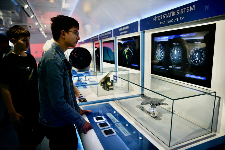 Emekli uçak 'bilim merkezi' olarak havacılık meraklılarını ağırlıyor