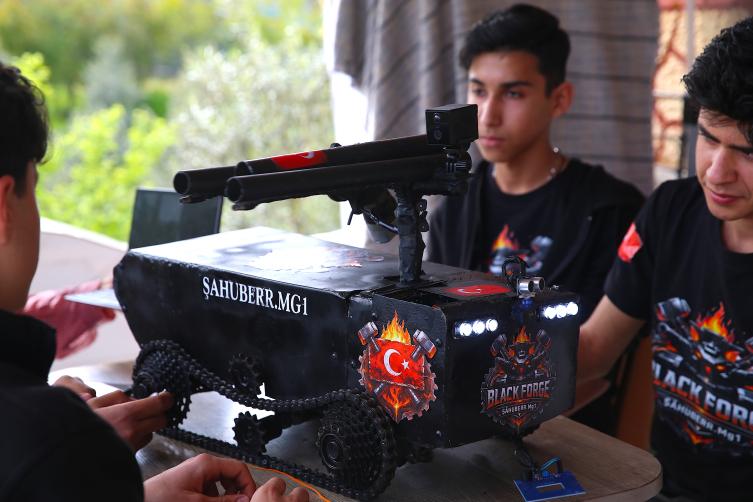 Depremzede öğrenciler geri dönüşüm malzemeleriyle insansız kara aracı geliştirdi